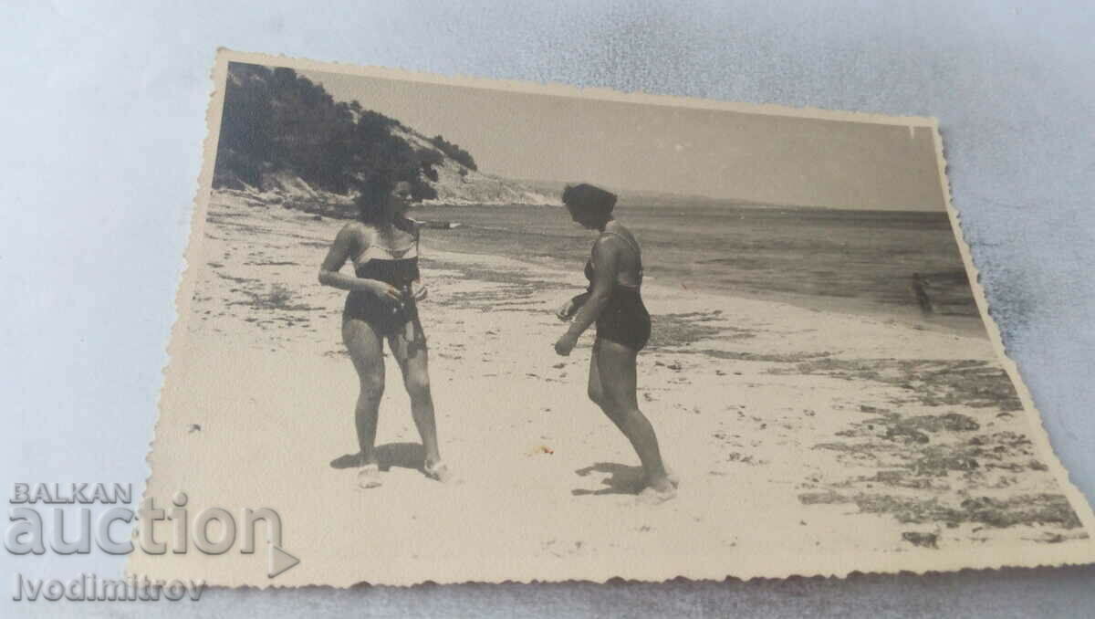 Photo Two young women in vintage swimsuits on the beach