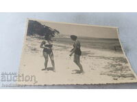 Снимка Две млади жени с ретро бански на плажа