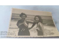 Photo Two young women in vintage swimsuits on the beach
