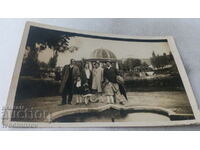 Снимка Банкя Двама мъже две жени и деца до фонтана в парка