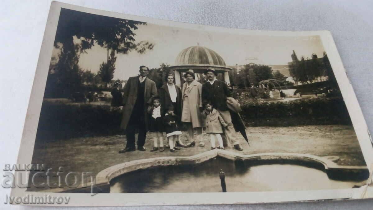 Снимка Банкя Двама мъже две жени и деца до фонтана в парка