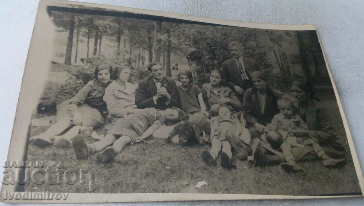 Εικόνα Άνδρες και γυναίκες και παιδιά σε ένα λιβάδι στο δάσος