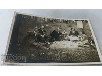 Imagine Bărbați, femei și copii la un picnic în pădure