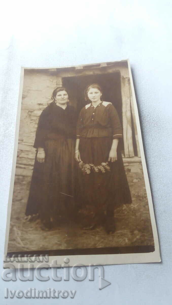 Φωτογραφία Δύο γυναίκες μπροστά από ένα εξοχικό σπίτι
