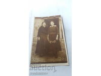 Photo Two women in front of a country house