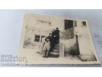 Снимка Три жени и момче на стълби пред вход на къща