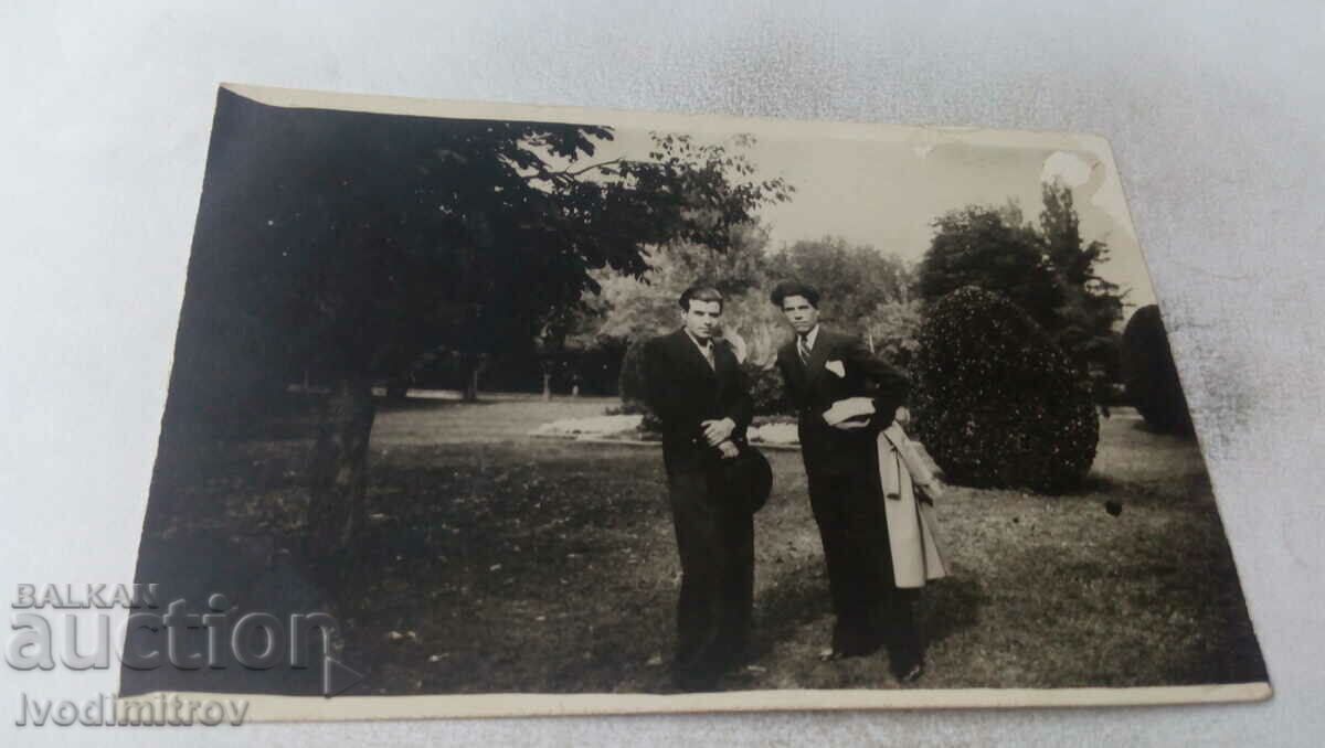 Φωτογραφία Plovdiv Δύο άνδρες στο πάρκο 1933