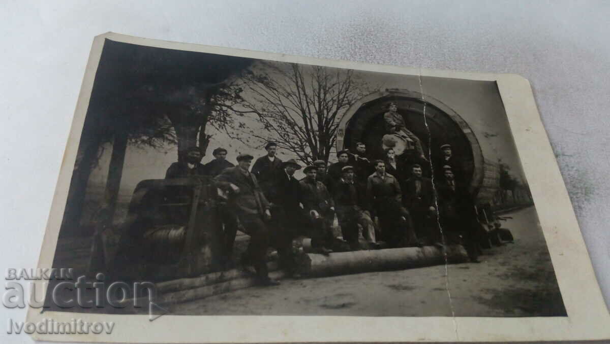 Foto Bărbați în fața unei turbine uriașe