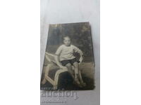 Fotografie Kardjali Boy pe un scaun