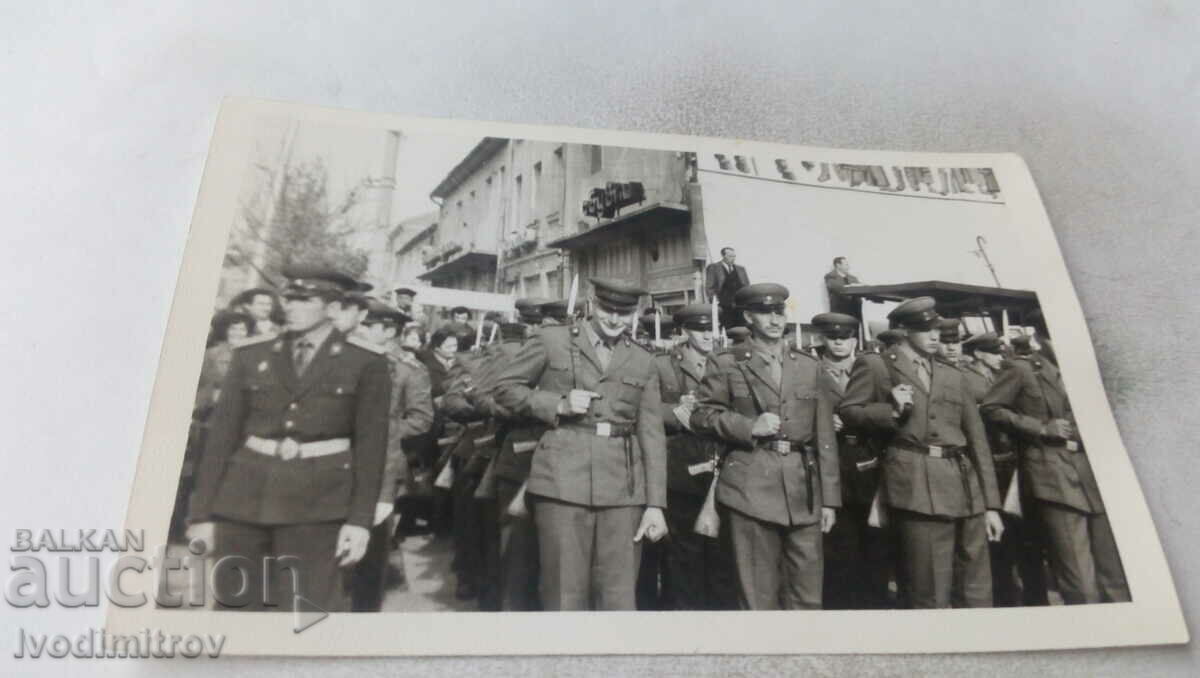 Φωτογραφία Χτισμένοι αξιωματικοί και στρατιώτες στο δρόμο