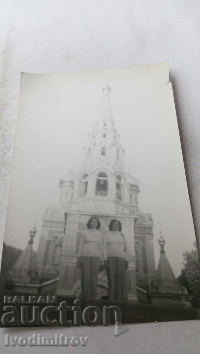 Снимка Две жени пред Шипченския манастир 1978