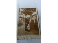 Снимка Мъж малко момченце и жена с народна носия в гората