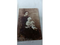 Φωτογραφία Tatar Pazardzhika Νεαρή γυναίκα με ένα μωρό σε μια καρέκλα 1922