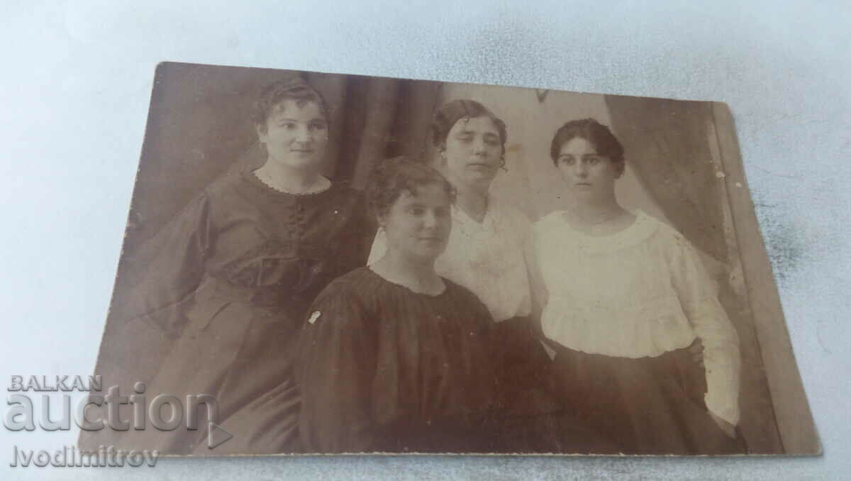 Φωτογραφία Τέσσερις νεαρές γυναίκες