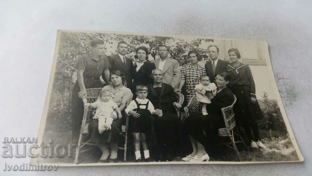 Снимка Костенецъ Мъже жени и деца в двора на къщата си 1937
