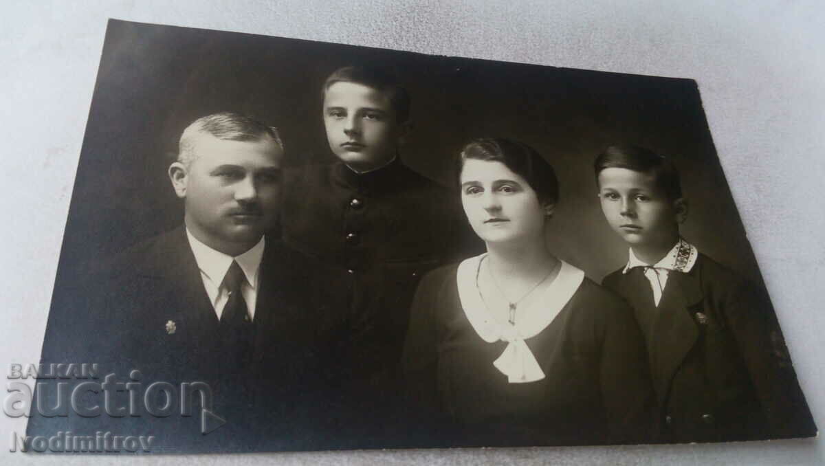 Foto Sofia Bărbat, femeie și doi băieți 1935