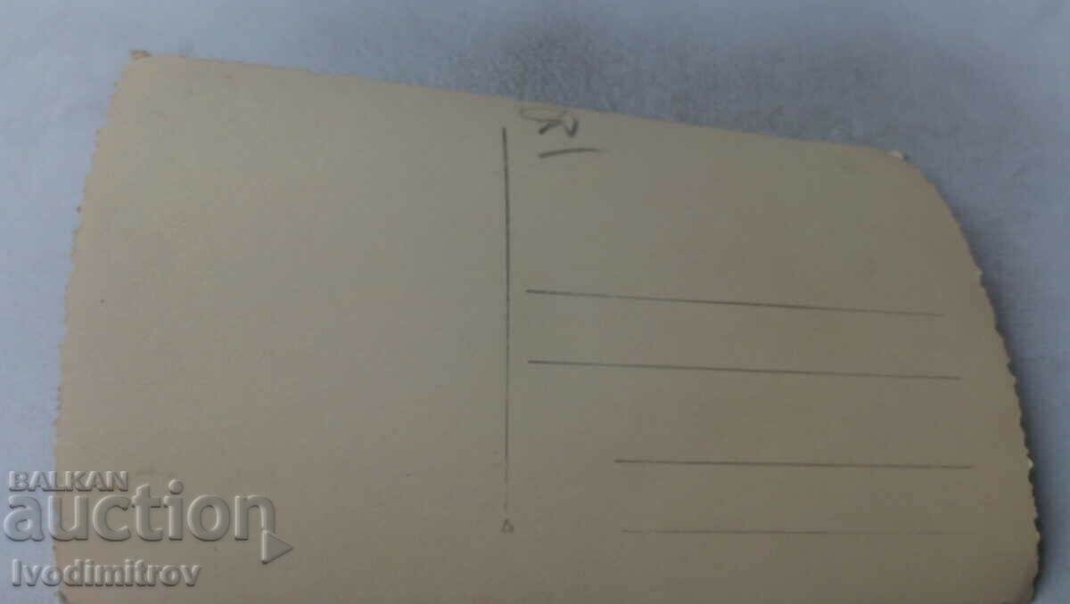 Φωτογραφία Άνδρες γυναίκες και παιδιά δίπλα σε έναν ξύλινο φράκτη με τιμή 1.35 BGN | € 0.69 Φωτογραφία Άνδρες γυναίκες και παιδιά δίπλα σε έναν ξύλινο φράκτη με τιμή 1.35 BGN | € 0.69