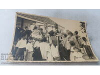 Φωτογραφία Άνδρες γυναίκες και παιδιά δίπλα σε έναν ξύλινο φράκτη
