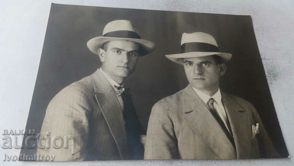 Снимка Двама мъже в костюми с шапки 1929