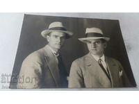 Fotografie Doi bărbați în costume cu pălării 1929