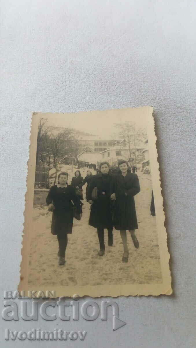 Снимка Тетевенъ Три млади момичета на разходка 1946