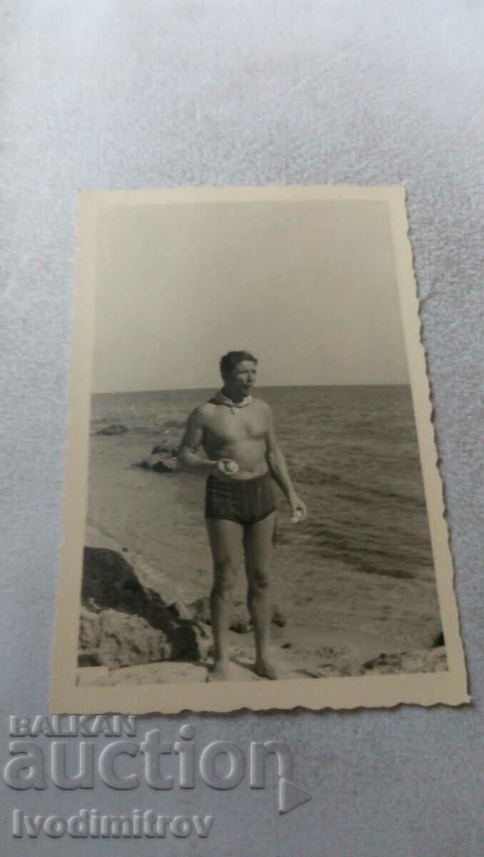 Снимка Мъж по бански покрай морето