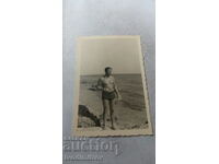Foto Bărbat în costum de baie lângă mare