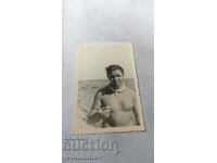 Снимка Мъж по бански покрай морето