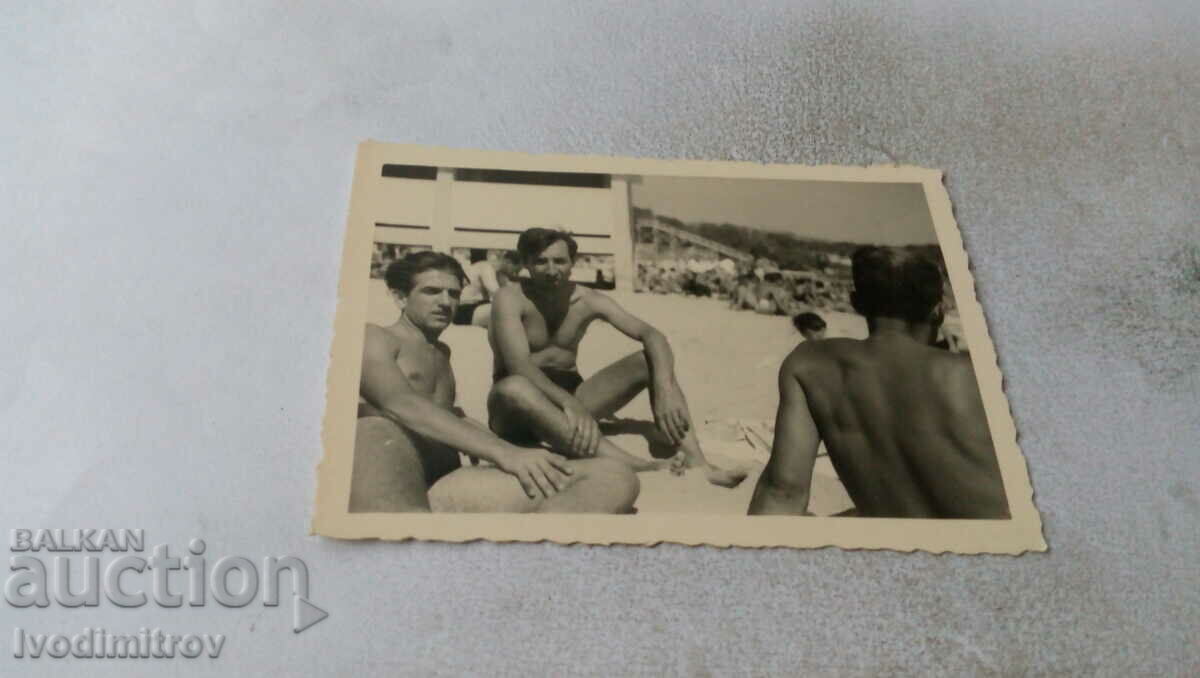 Снимка Трима мъже на плажа