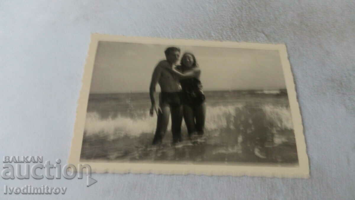 Снимка Мъж и жена на брега на морето