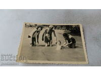 Снимка Мъж две жени и малко момченце в реката