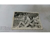 Φωτογραφία Άνδρας γυναίκα και κορίτσι στην παραλία