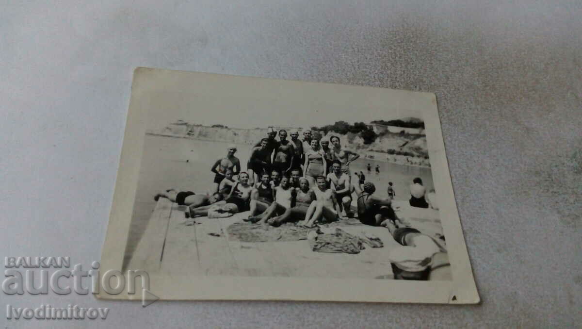 Φωτογραφία Νεαροί άνδρες και γυναίκες στην παραλία
