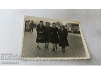 Снимка София Четири жени на разходка пред Народното събрание