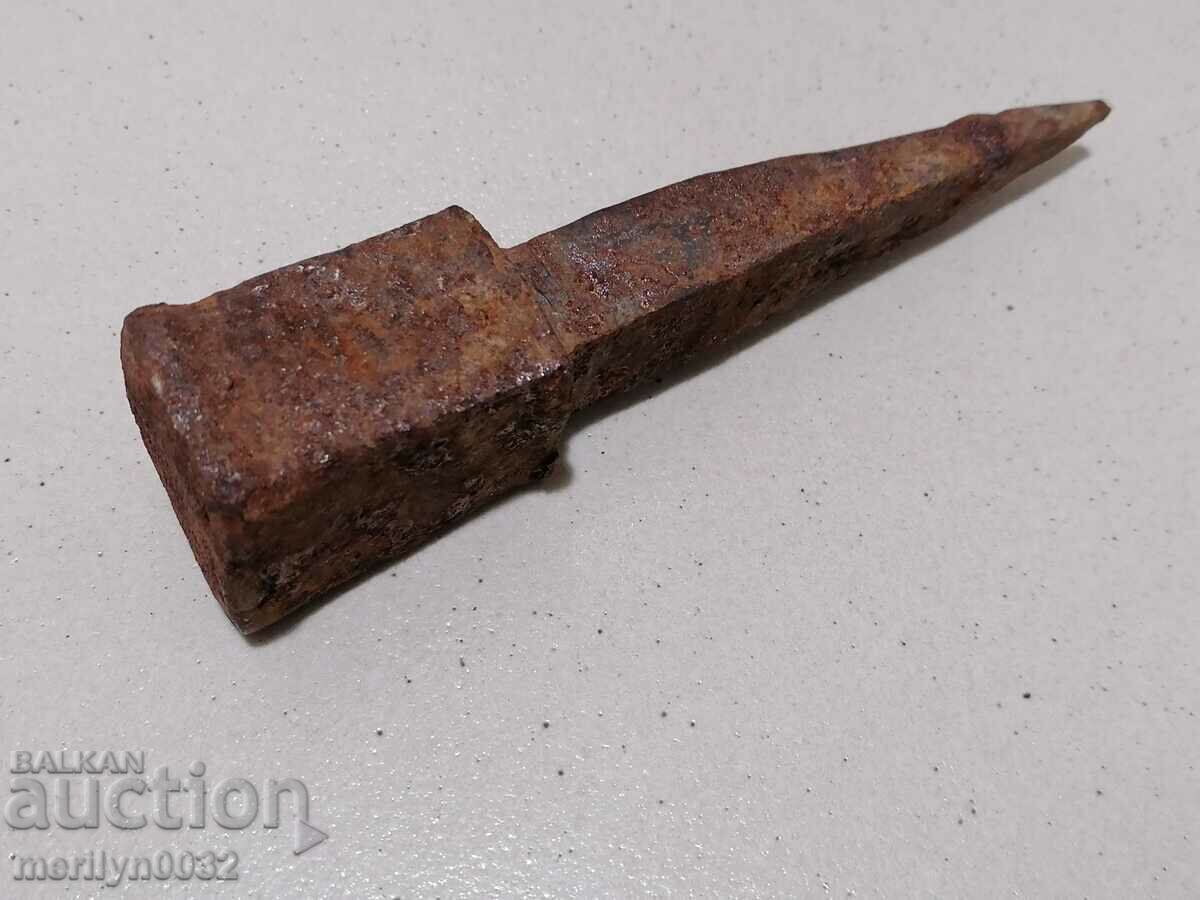 Auction A primitive anvil for hair peeling Auction A primitive anvil for hair peeling