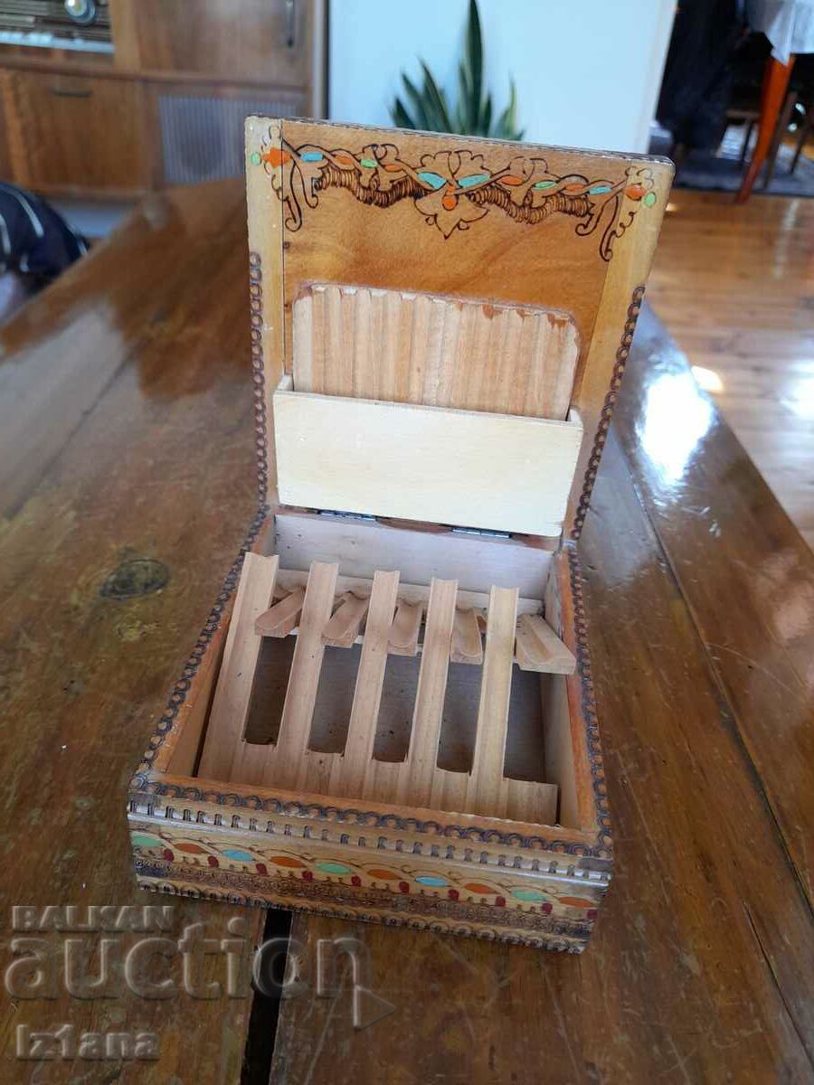 Auction An old cigarette box, a snuff box Auction An old cigarette box, a snuff box