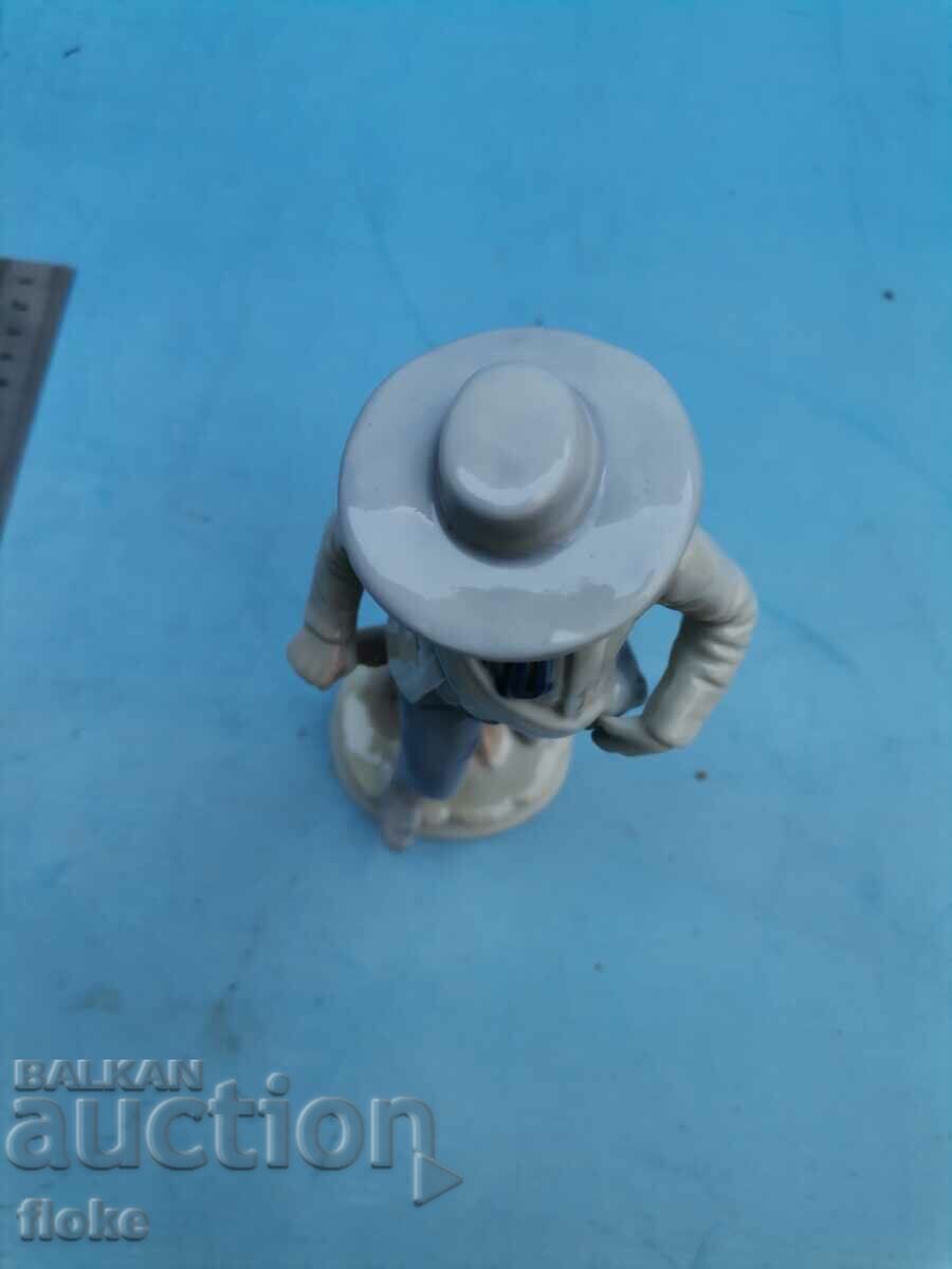 Delivery of Porcelain figurine Delivery of Porcelain figurine