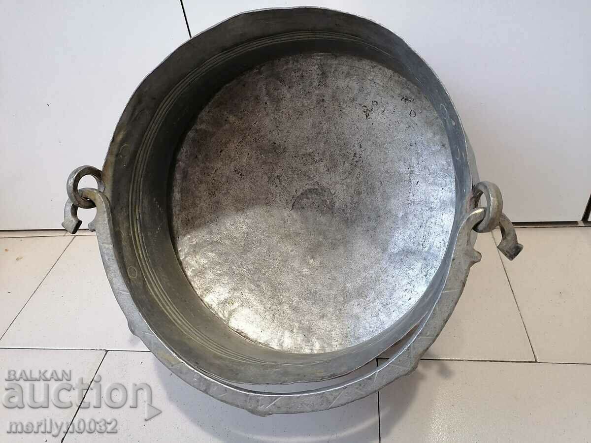 Auction Tinned cauldron, copper coin, copper coin, copper vessel Auction Tinned cauldron, copper coin, copper coin, copper vessel