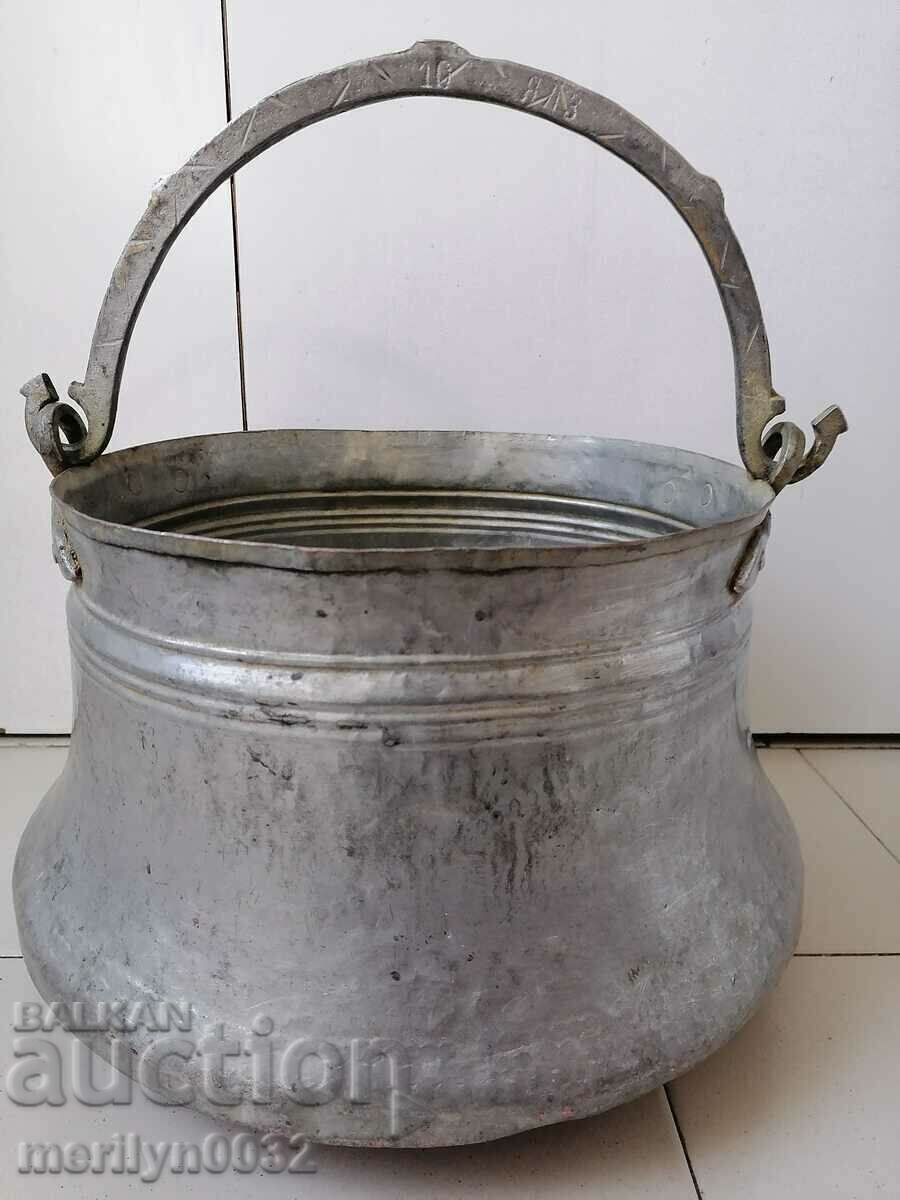 Tinned cauldron, copper coin, copper coin, copper vessel Tinned cauldron, copper coin, copper coin, copper vessel