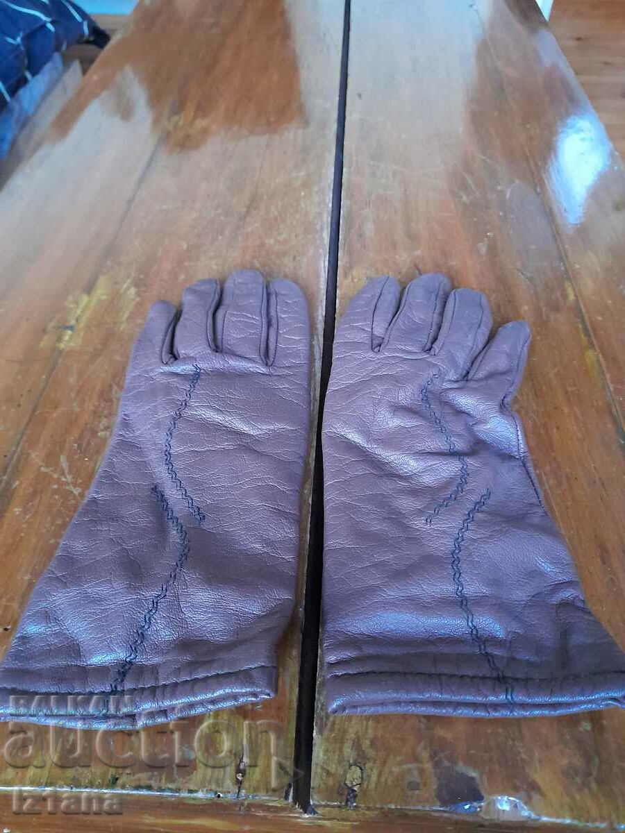 Mănuși vechi de doamne cu preț 10.00 BGN | € 5.11