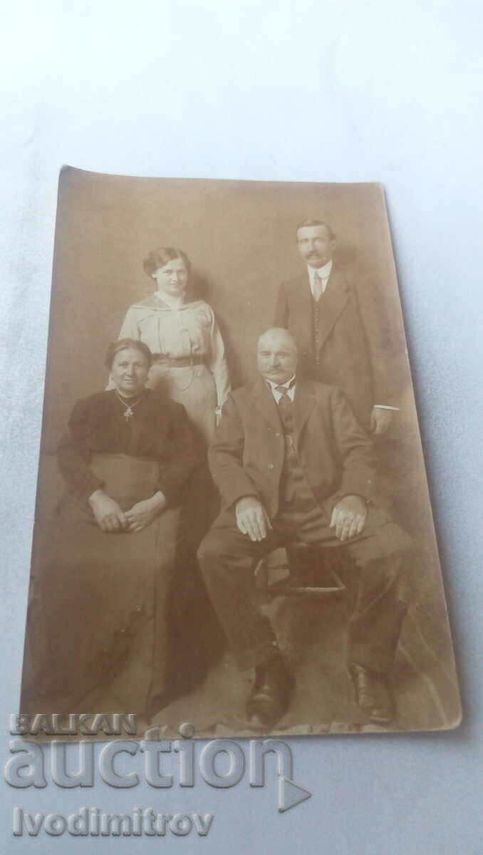 Photo Two men and two women