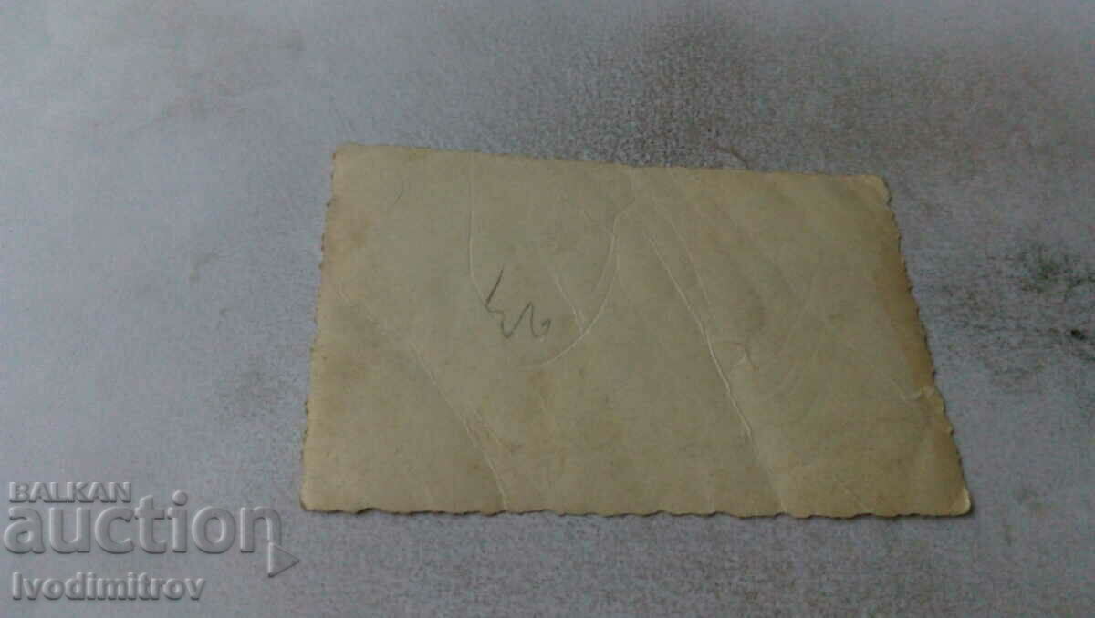 Φωτογραφία Μικρό αγόρι στον κήπο με τιμή 0.85 BGN | € 0.43 Φωτογραφία Μικρό αγόρι στον κήπο με τιμή 0.85 BGN | € 0.43