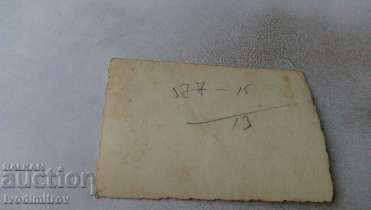 Φωτογραφία Δύο άντρες και ένα αγόρι πωλούν σε έναν πάγκο με τιμή 1.65 BGN | € 0.84 Φωτογραφία Δύο άντρες και ένα αγόρι πωλούν σε έναν πάγκο με τιμή 1.65 BGN | € 0.84