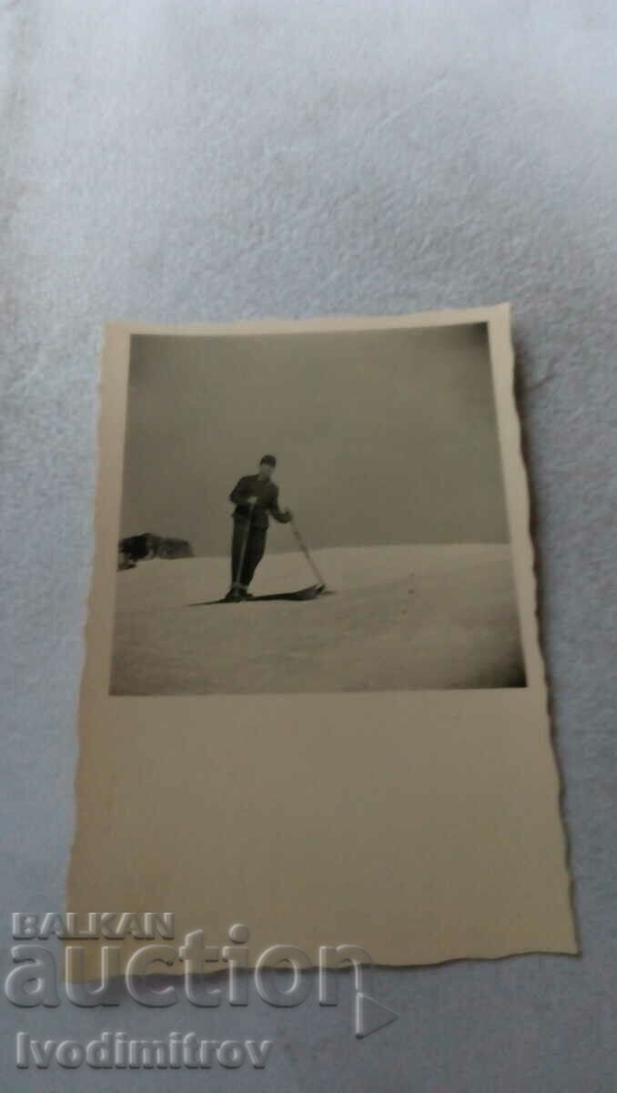 Photo Soldier with skis in the mountains