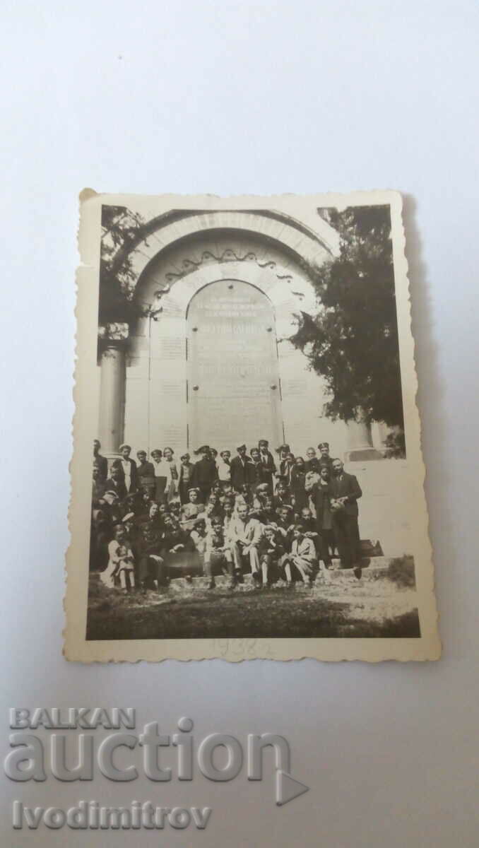 Photo Pleven Men, women and children in front of Pavzolea 1938