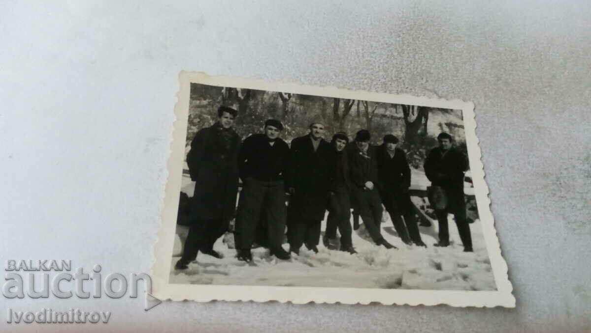 Photo Men in the park in winter