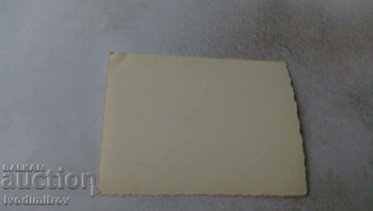 Fotografie Femei care se învârt și coase pe stradă cu preț 1.35 BGN | € 0.69 Fotografie Femei care se învârt și coase pe stradă cu preț 1.35 BGN | € 0.69