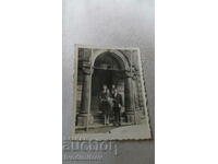 Foto Doi bărbați și două femei în fața intrării unei biserici