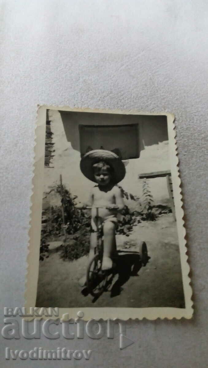 Φωτογραφία Γυμνό αγόρι με ρετρό παιδικό ποδήλατο 1957