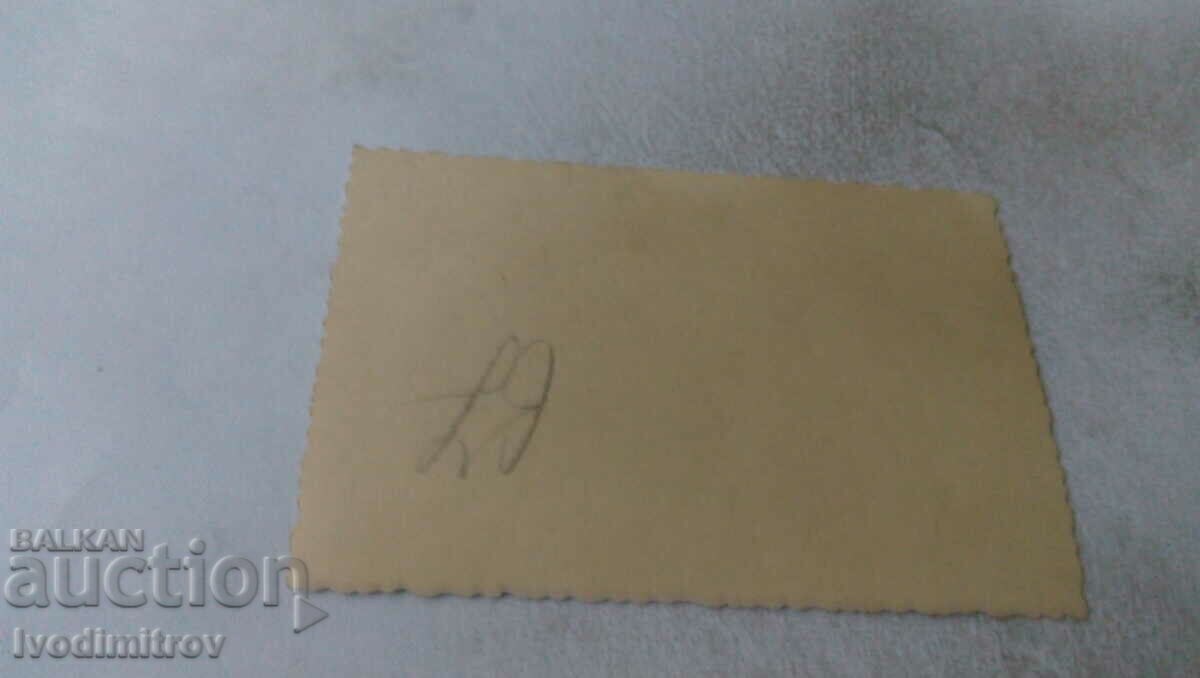 Photo Young men and women with a rowing boat in a lake with price 1.35 BGN | € 0.69 Photo Young men and women with a rowing boat in a lake with price 1.35 BGN | € 0.69